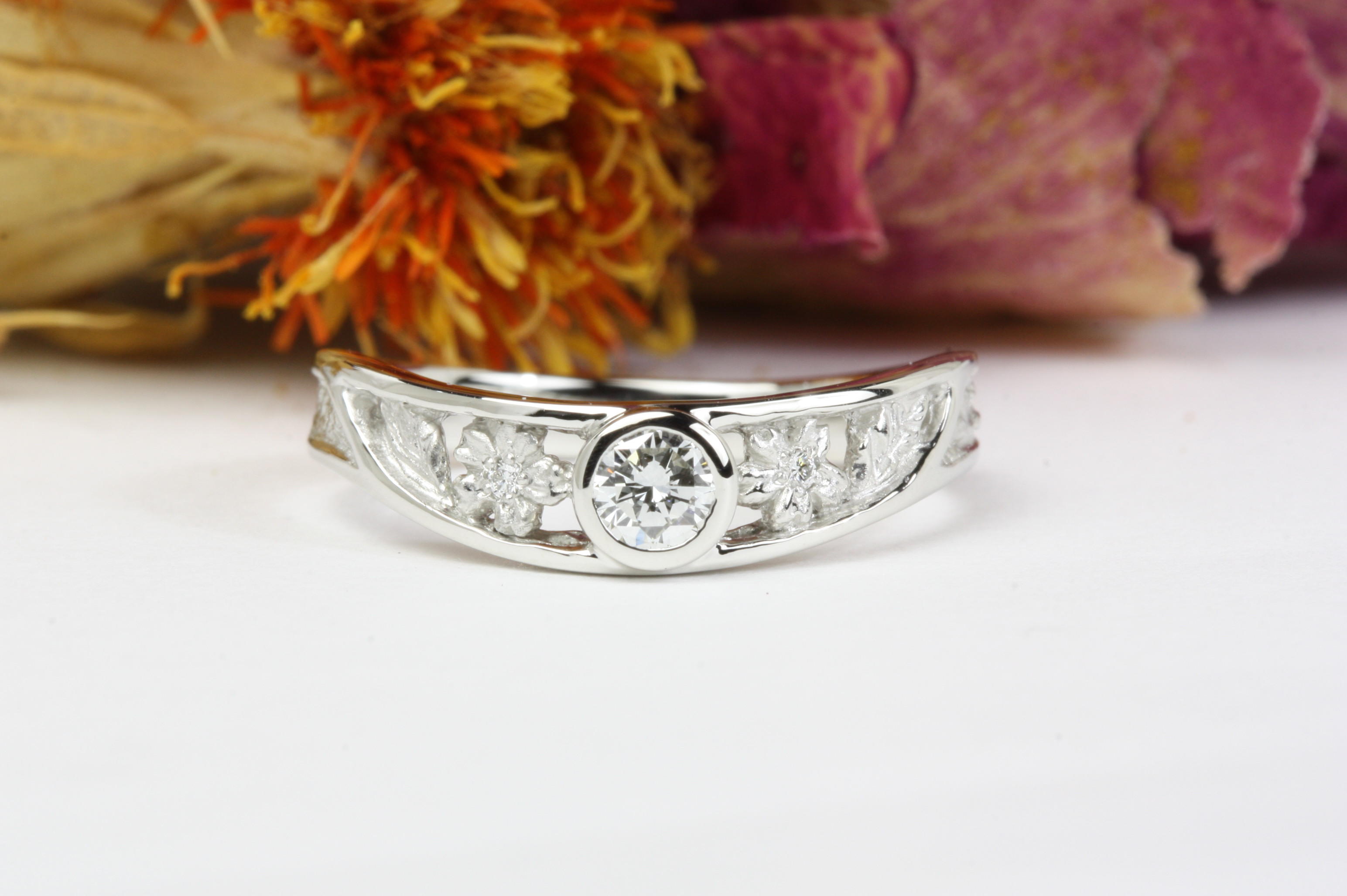 「桜の透かし彫」の婚約のダイヤモンドリング