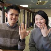自分達で指輪を叩いて模様をつける、オンリーワンの結婚指輪作り！