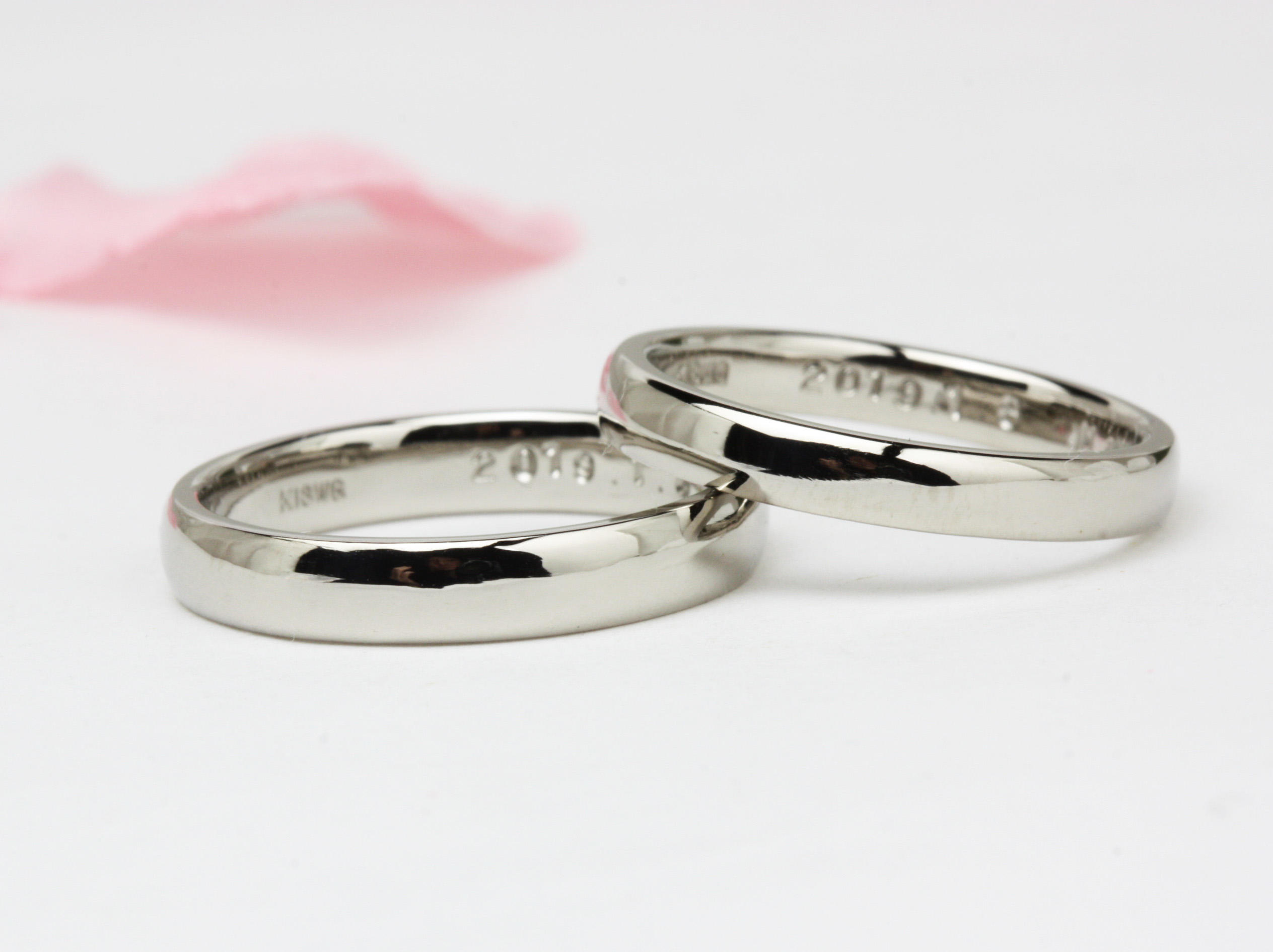 ダークグレイでシンプルデザインの結婚指輪