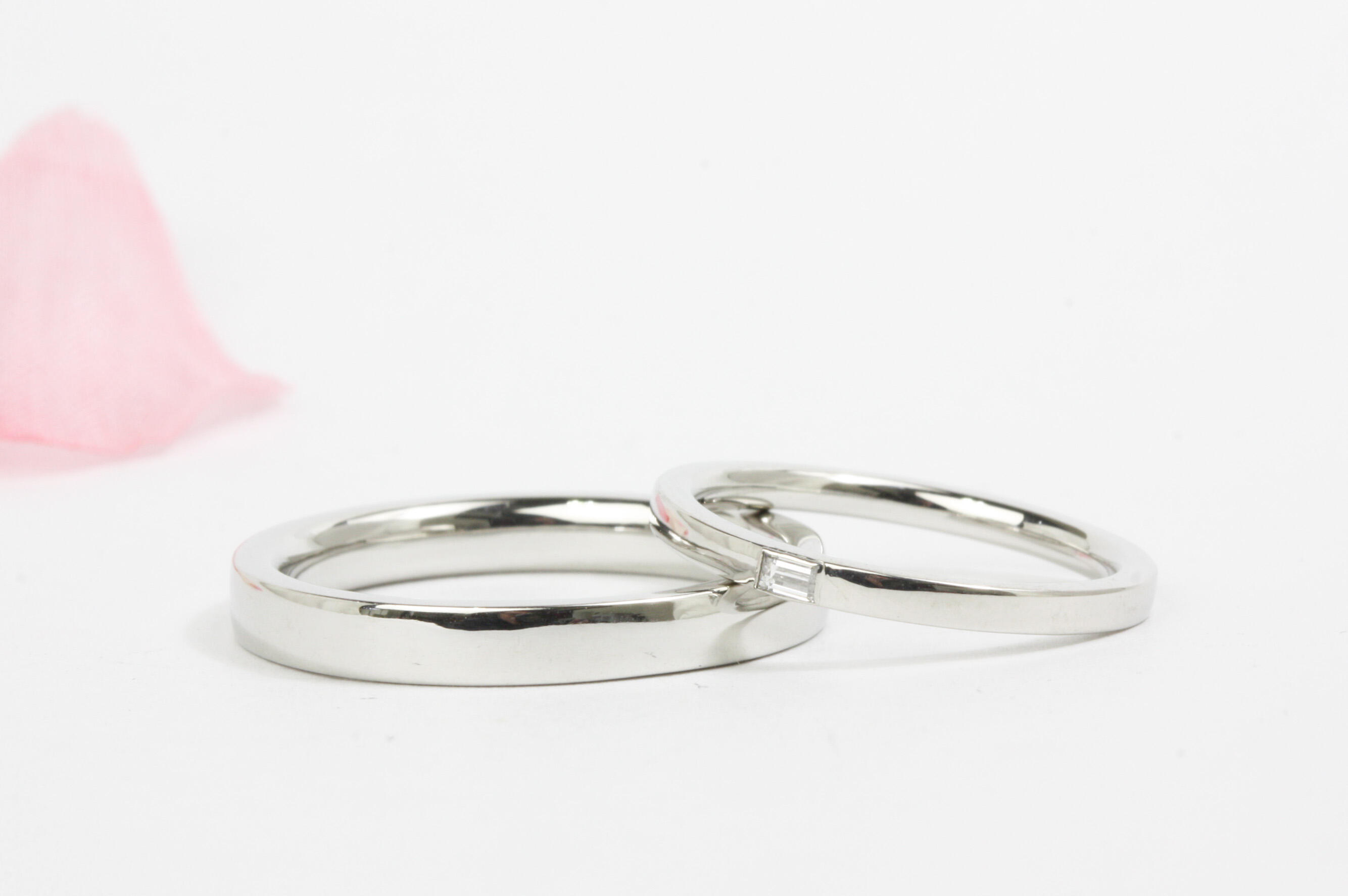 四角いフォルムのテーパーダイヤ使用の結婚指輪
