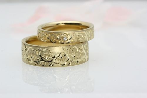 梅の手彫りの結婚指輪